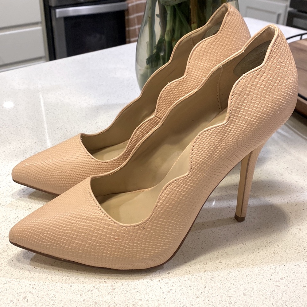 Just Fab light pink scalloped leather heels. EXCELLENT CONDITION - Picture 3 of 5